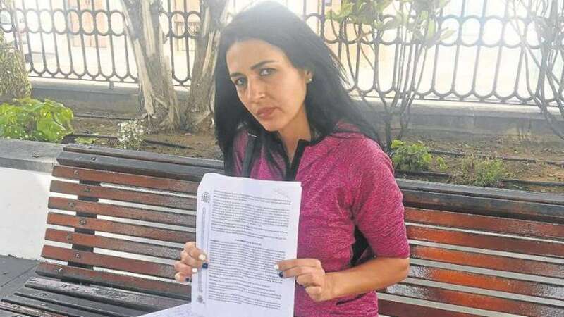 Miriam Morales, ayer, con la sentencia, en San Juan (Foto C7)